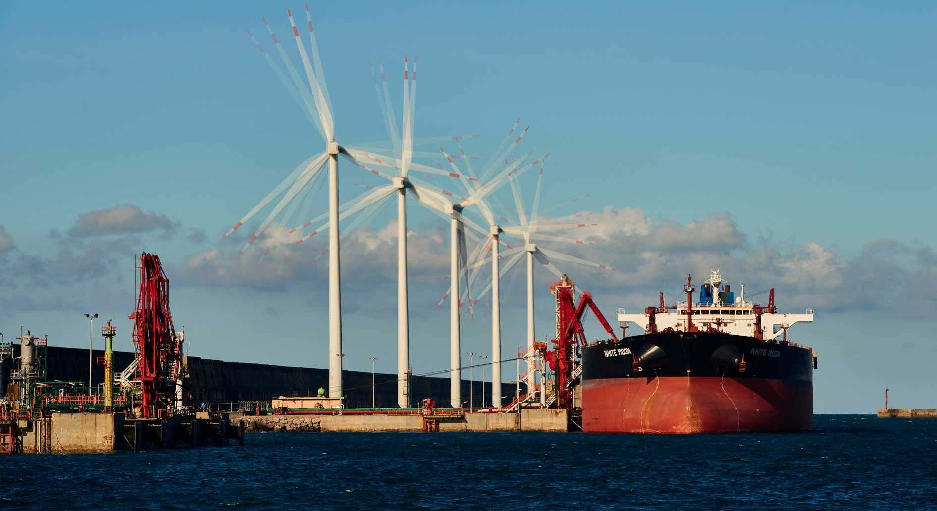 Molinos de viento en el puerto de Bilbao.
