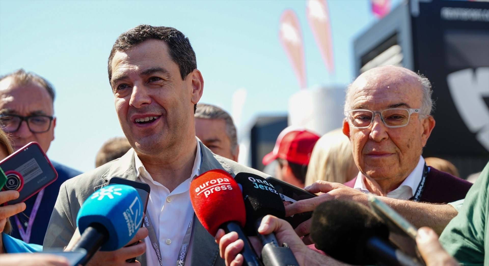 El presidente de la Junta de Andalucía, Juanma Moreno atiende a los medios de comunicación durante el Gran Premio de Motociclismo de Jerez.