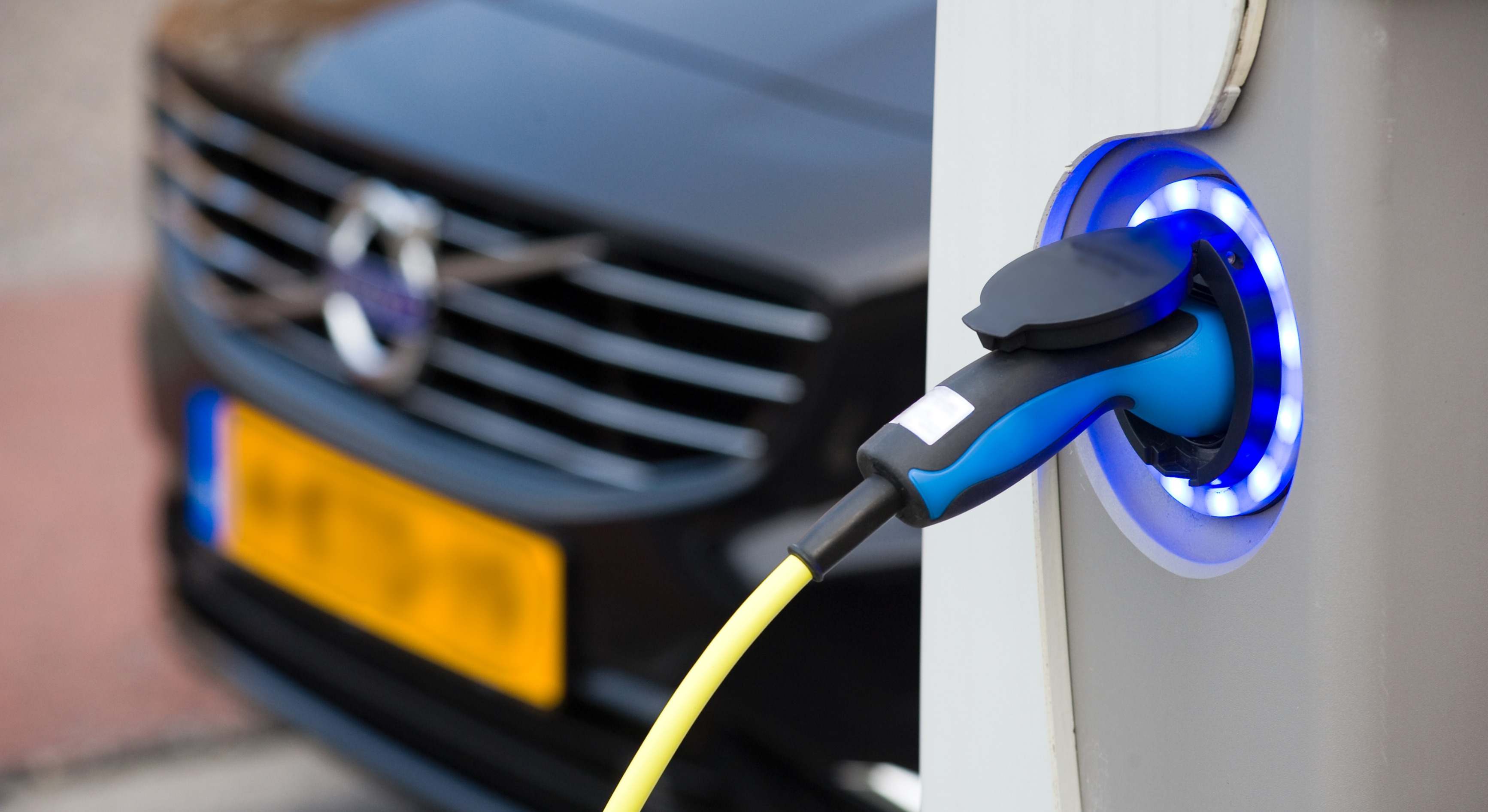 Coche eléctrico cargando