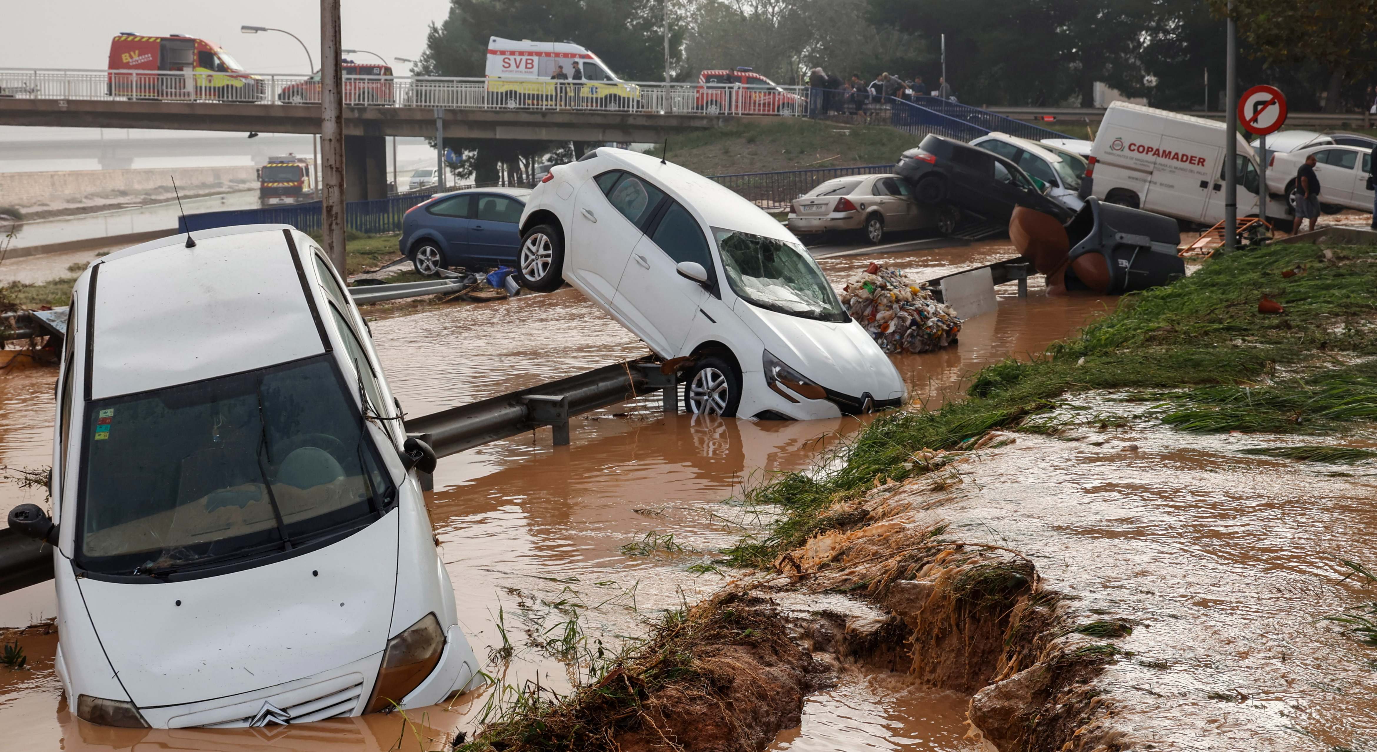 Automóviles destrozados en una de las carreteras de Valencia. Efe
