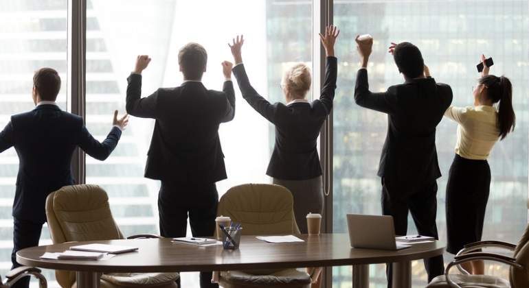 trabajadores-contentos-celebran-dreams.jpg